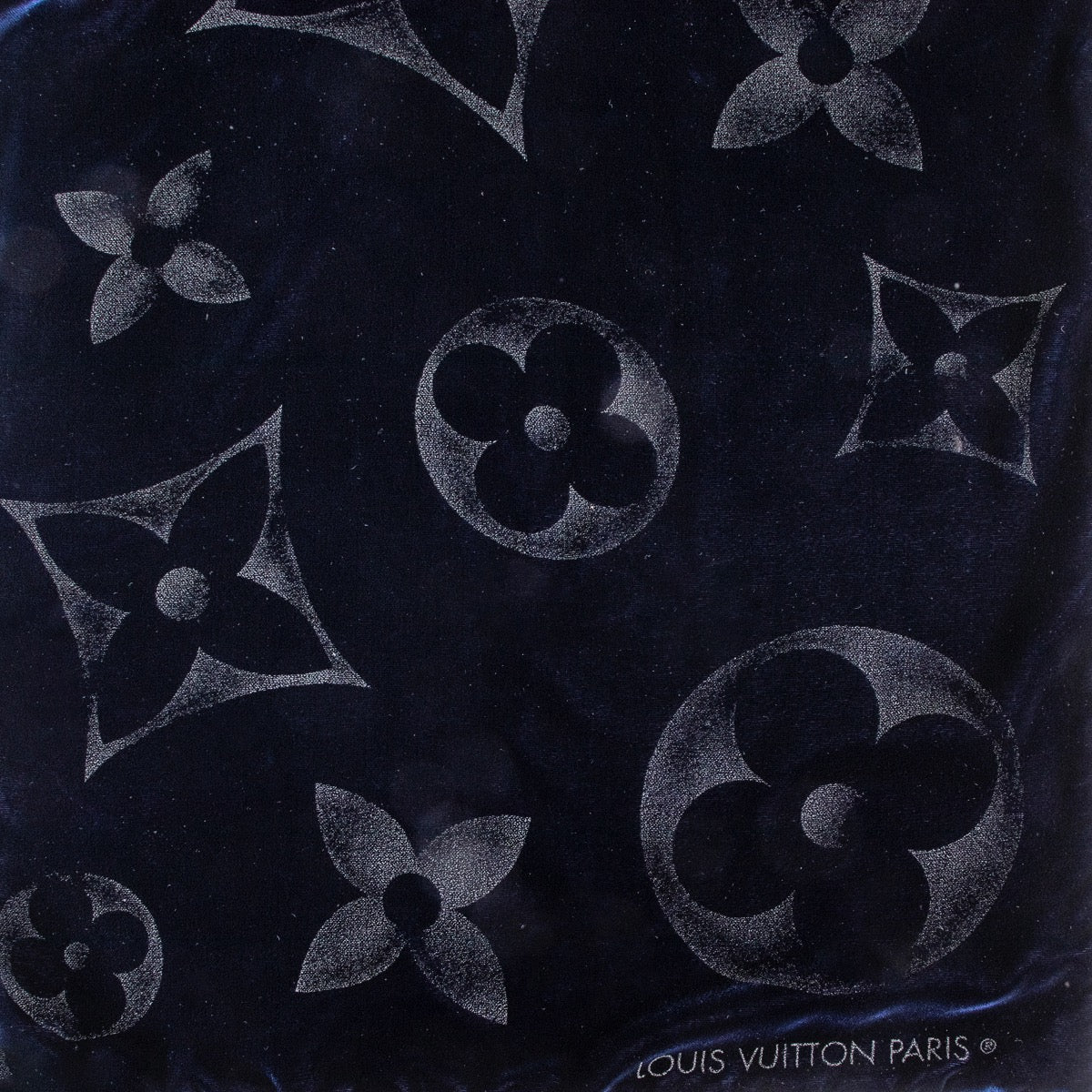 Buy authentic secondhand Louis Vuitton scarfs at Labellov vintage fashion webshop for the lowest price. Koop authentieke tweedehands Louis Vuitton sjaals bij Labellov vintage mode webshop aan de laagste prijs.