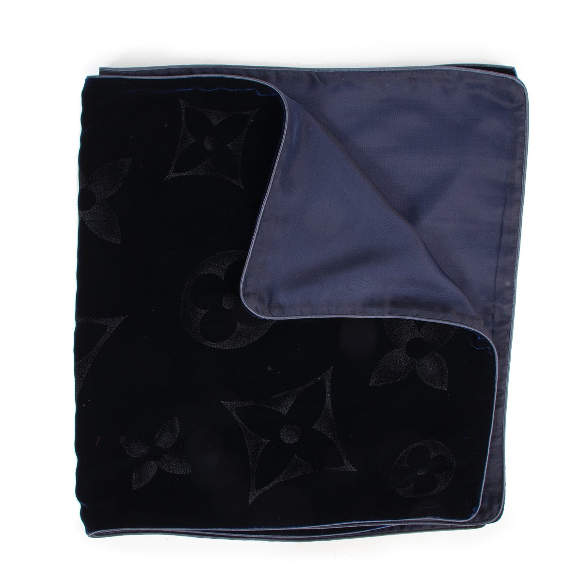 Buy authentic secondhand Louis Vuitton scarfs at Labellov vintage fashion webshop for the lowest price. Koop authentieke tweedehands Louis Vuitton sjaals bij Labellov vintage mode webshop aan de laagste prijs.