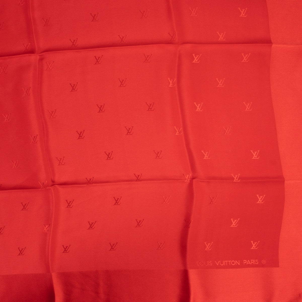 Wear this Louis Vuitton Red Scarf in very good condition for a summer feeling. Shop and sell your designer items at Labellov Antwerp.