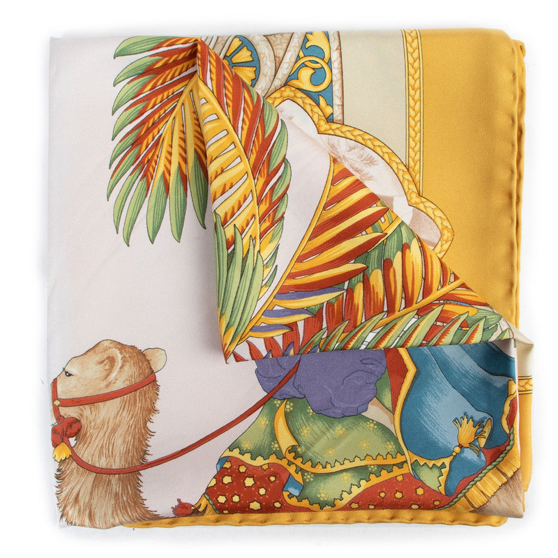 Buy authentic secondhand designer scarfs at Labellov vintage fashion webshop for the lowest price. Koop authentieke tweedehands designer sjaals bij Labellov vintage mode webshop aan de laagste prijs.