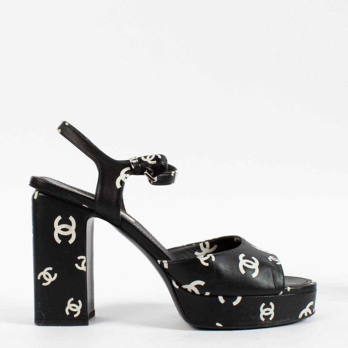 Shop 100% authentic secondhand Chanel 22S Black White Heels - Size 40 on Labellov.com