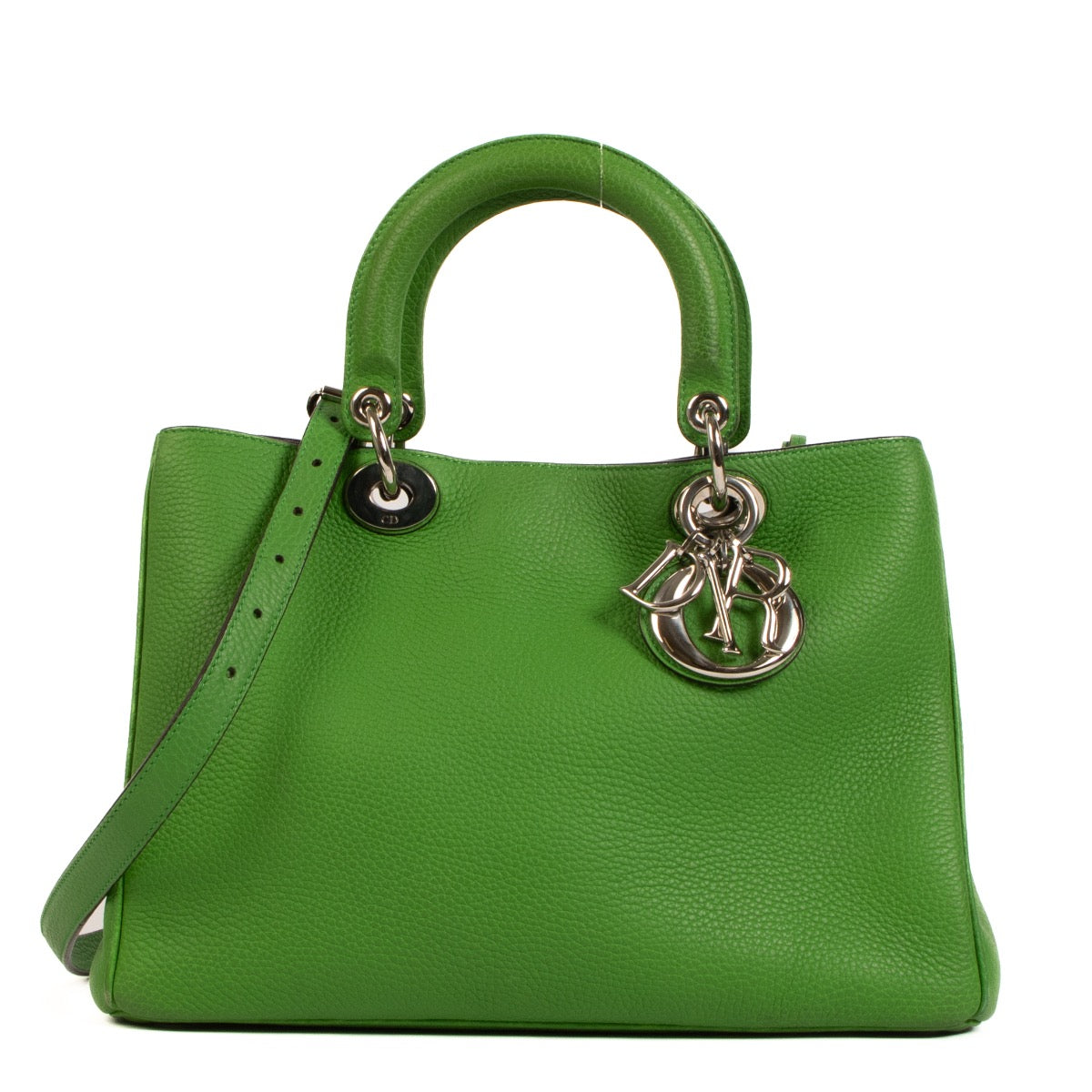 Christian Dior Green Diorissimo Medium Bag for the best price at Labellov secondhand luxury in Antwerp. We buy and sell your preloved and brand new designer bags for the best price.