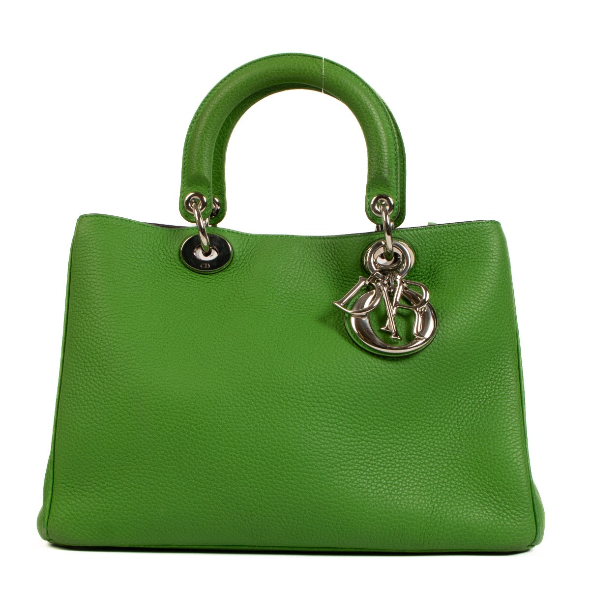 Christian Dior Green Diorissimo Medium Bag for the best price at Labellov secondhand luxury in Antwerp. We buy and sell your preloved and brand new designer bags for the best price.