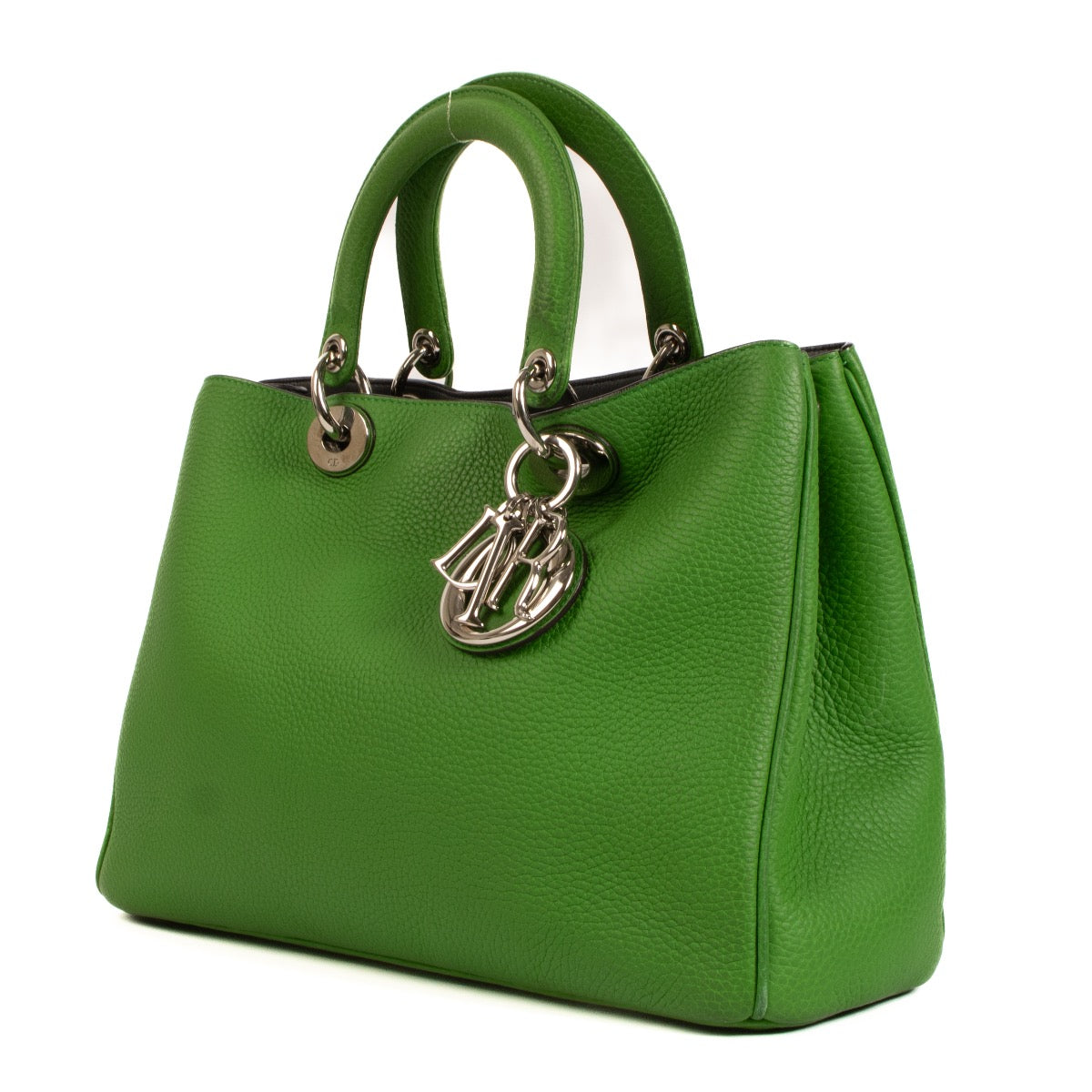 Christian Dior Green Diorissimo Medium Bag for the best price at Labellov secondhand luxury in Antwerp. We buy and sell your preloved and brand new designer bags for the best price.