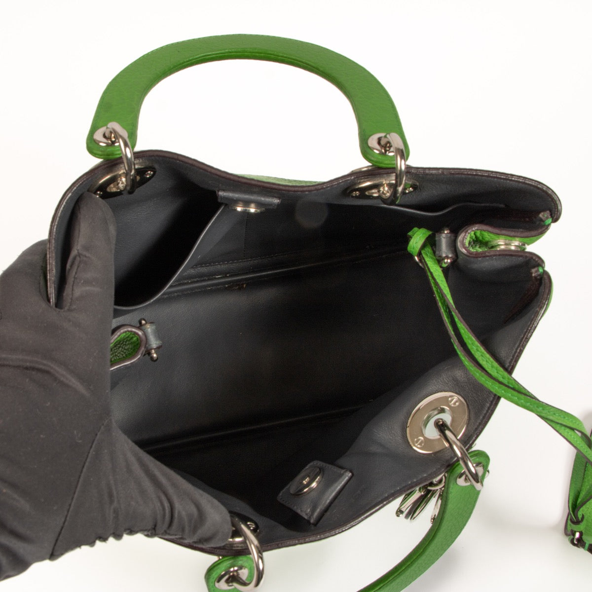 Christian Dior Green Diorissimo Medium Bag for the best price at Labellov secondhand luxury in Antwerp. We buy and sell your preloved and brand new designer bags for the best price.