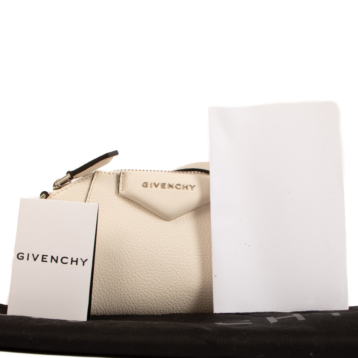 Shop safe online at Labellov in Antwerp, Brussels and Knokke this 100% authentic second hand Givenchy Ivory Nano Antigona Crossbody Bag