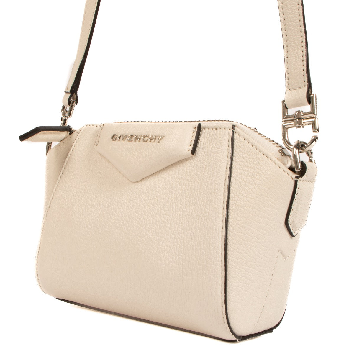 Shop safe online at Labellov in Antwerp, Brussels and Knokke this 100% authentic second hand Givenchy Ivory Nano Antigona Crossbody Bag