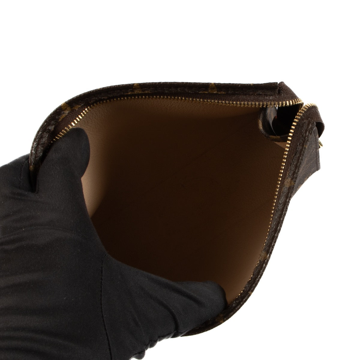 Shop safe online at Labellov in Antwerp, Brussels and Knokke this 100% authentic second hand Louis Vuitton Monogram Canvas Pochette 19