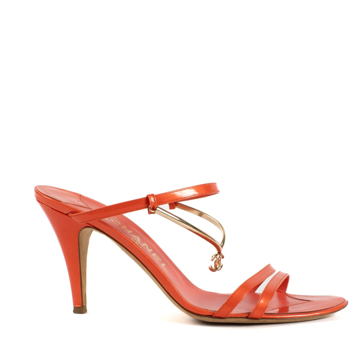 Sandales à talon mules Chanel en cuir verni corail avec logo CC doré - Taille 39,5