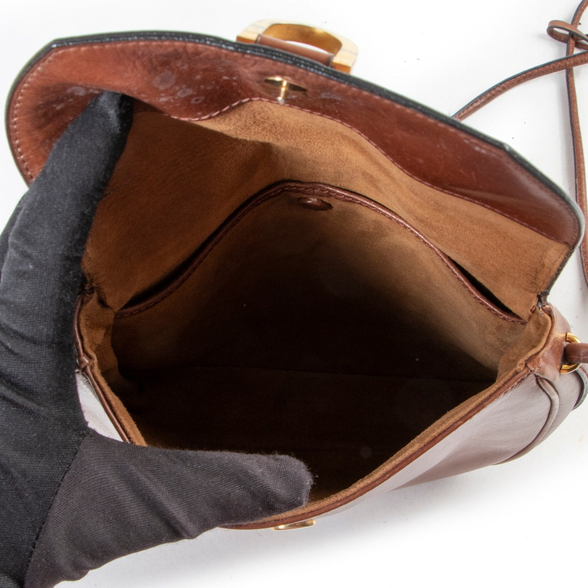 Buy and sell your designer Delvaux vintage items for a reasonable price at Labellov, online or in store.