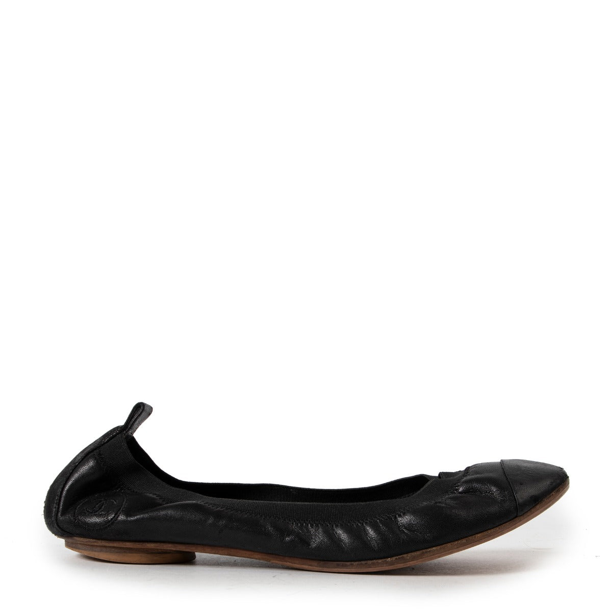 Buy authentic secondhand Chanel shoes at Labellov vintage fashion webshop for the best price. Koop authentieke tweedehands Chanel schoenen bij Labellov vintage mode webshop aan de beste prijs.