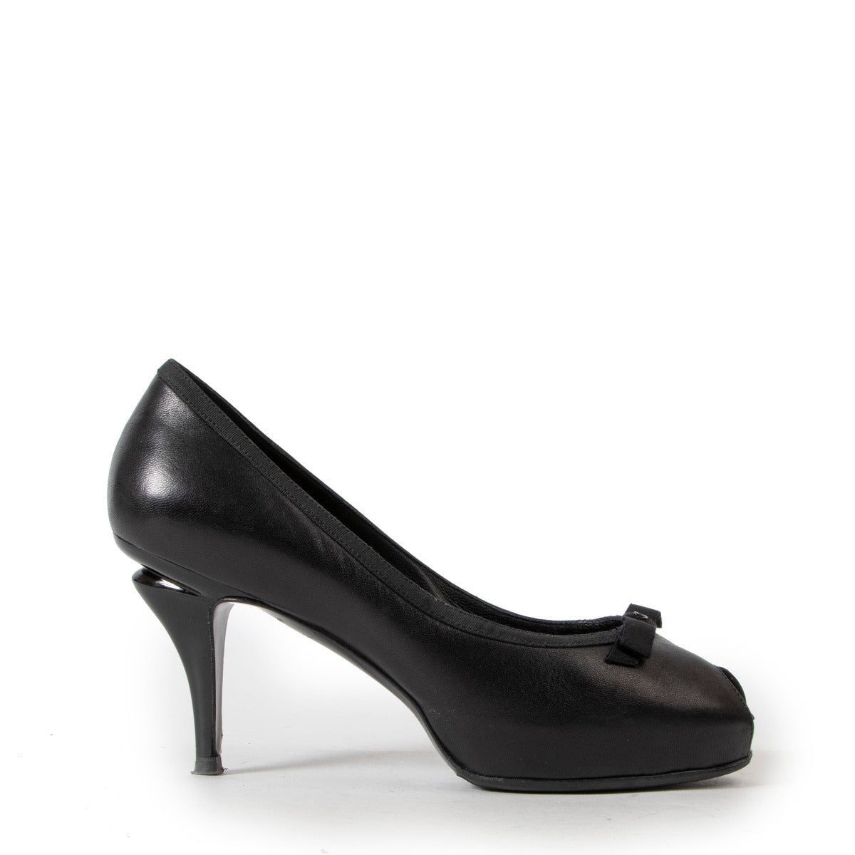 Buy and sell your designer items online or in store at Labellov Antwerp. Buy these Chanel Black Peeptoe Pumps in preloved condition for a reasonable price.