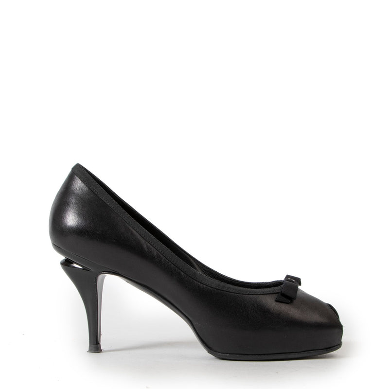 Buy and sell your designer items online or in store at Labellov Antwerp. Buy these Chanel Black Peeptoe Pumps in preloved condition for a reasonable price.
