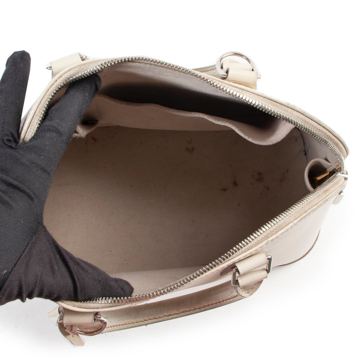 Buy online Louis Vuitton White Epi Alma PM in a safe way. Shop authentic second hand Louis Vuitton White Epi Alma PM. Buy online Louis Vuitton White Epi Alma PM safely.