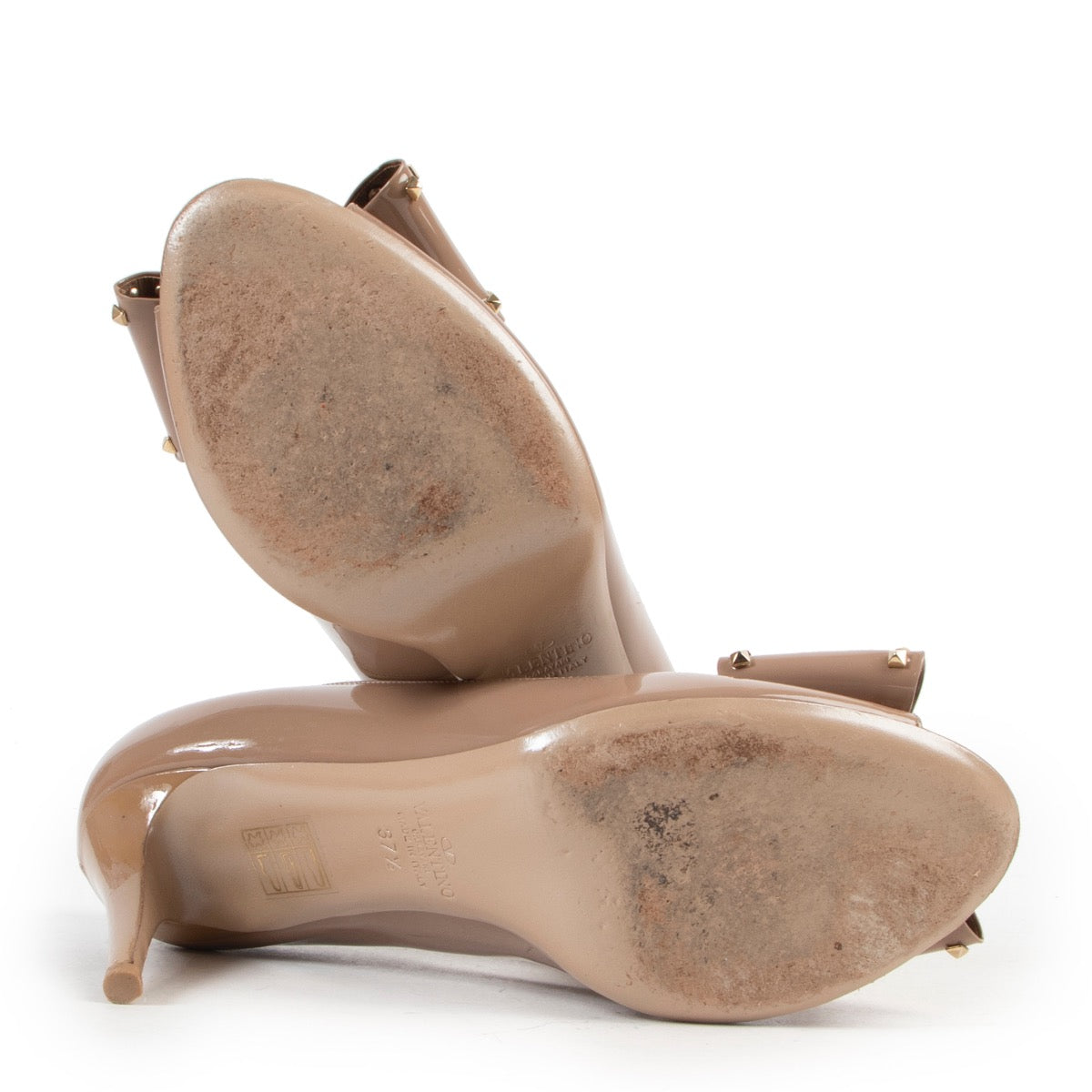 Buy online Valentino Beige Studded Bow Pumps in a safe way. Shop authentic Valentino Beige Studded Bow Pumps online safely. Shop second hand Valentino Beige Studded Bow Pumps online.