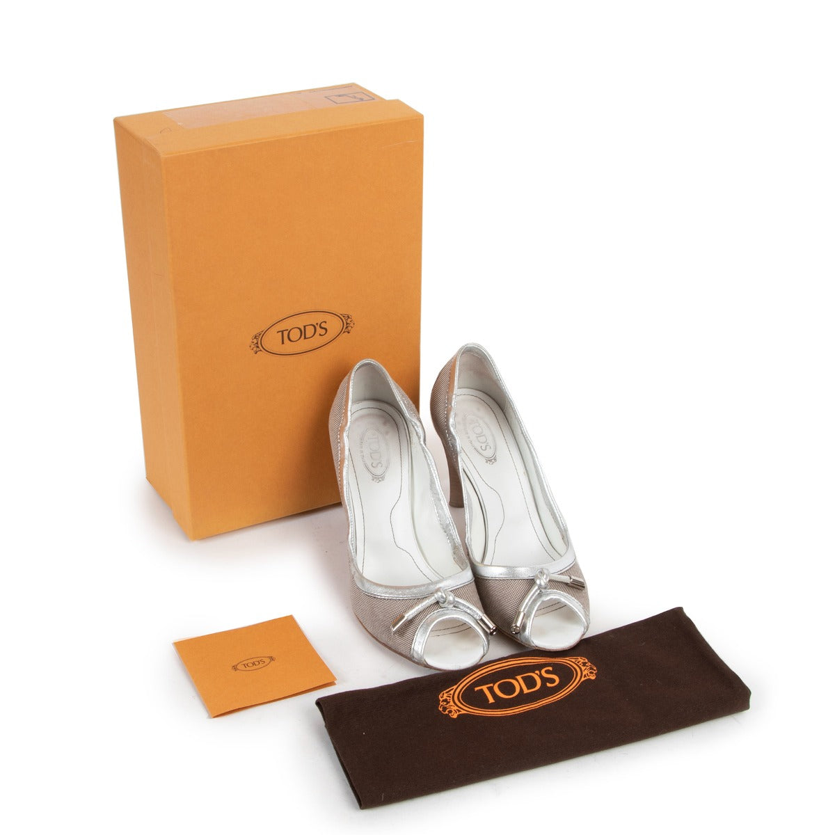 Buy and sell Tod's Silver Pumps - Size 36,5 for a reasonable price and in preloved condition. Buy them online or in our showroom Antwerp.