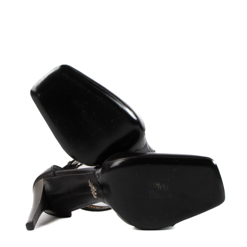 Shop now your favourite 100% authentic Prada Black Leather Heels - Size 41.