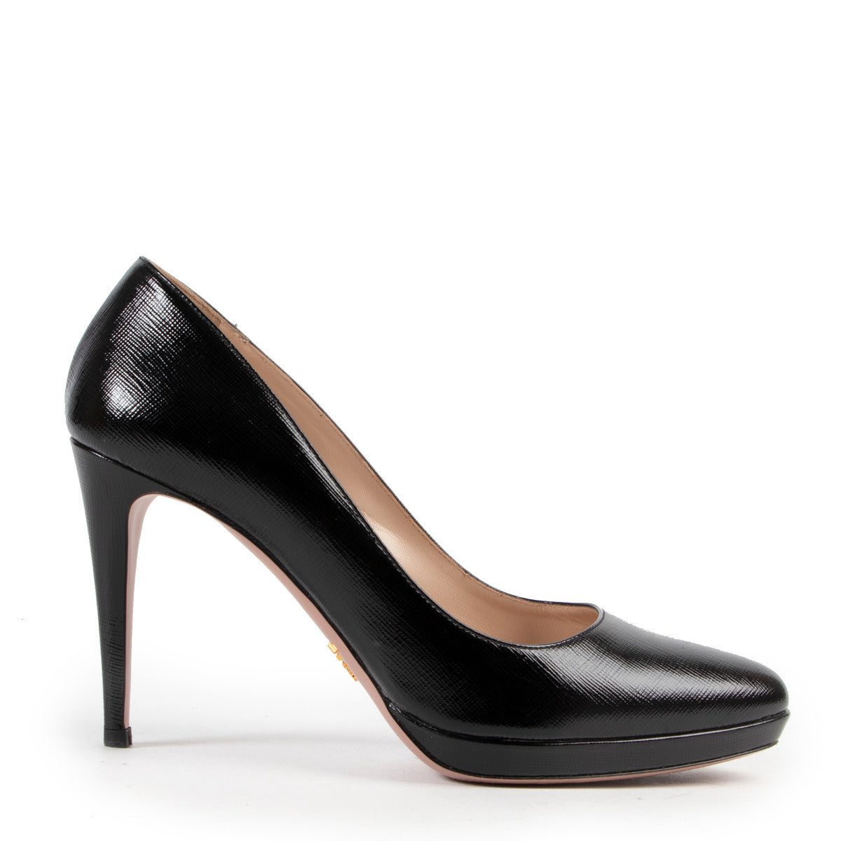 Prada Black Saffiano Leather Pumps for sale at Labellov secondhand luxury in Antwerp Belgium