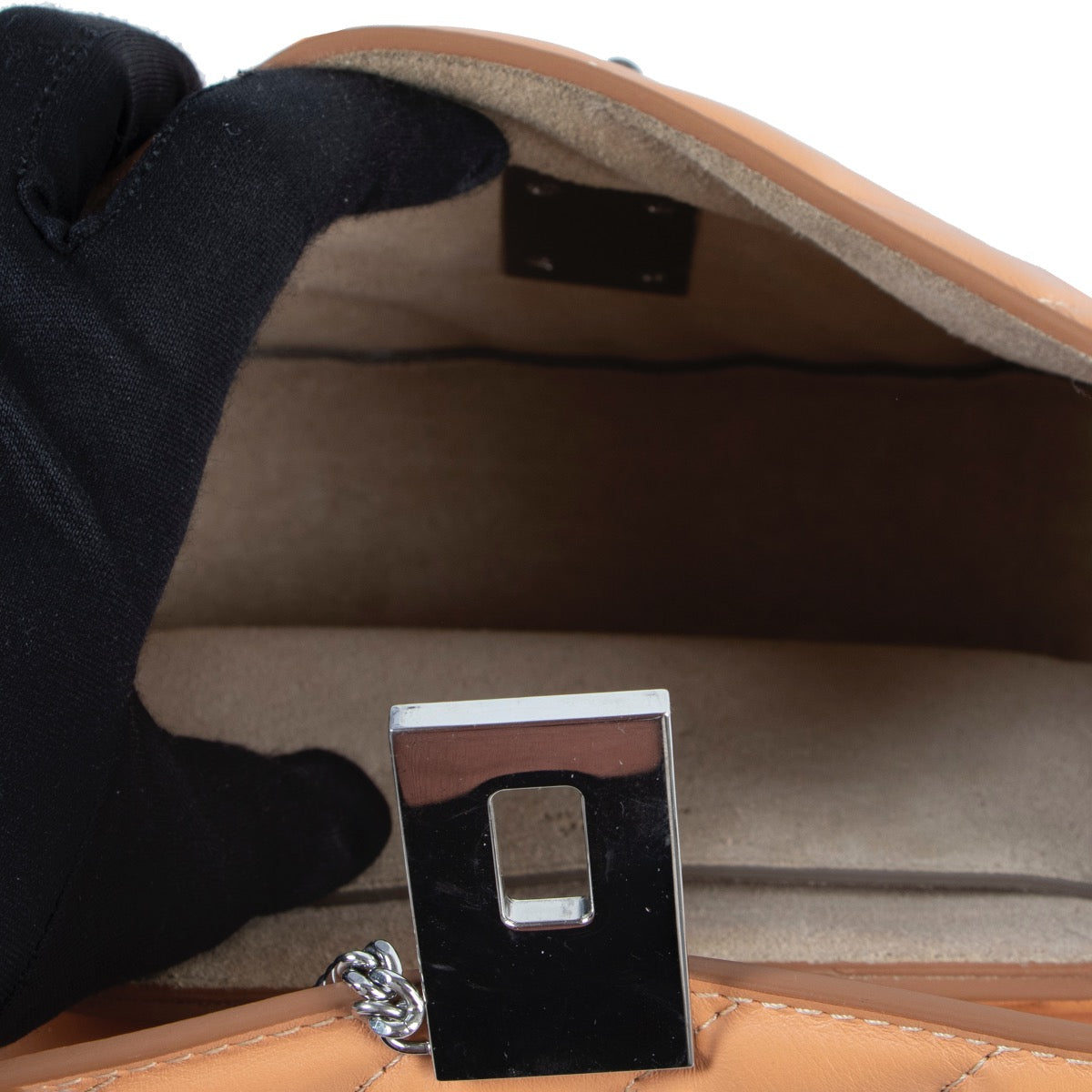 Buy authentic secondhand Chloé bags at Labellov vintage fashion webshop for the lowest price. Koop authentieke tweedehands Chloé tassen bij Labellov vintage mode webshop aan de laagste prijs.