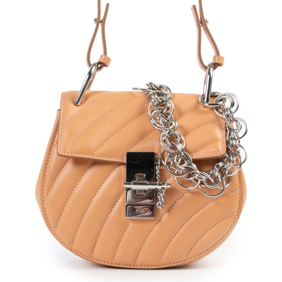 Buy authentic secondhand Chloé bags at Labellov vintage fashion webshop for the lowest price. Koop authentieke tweedehands Chloé tassen bij Labellov vintage mode webshop aan de laagste prijs.