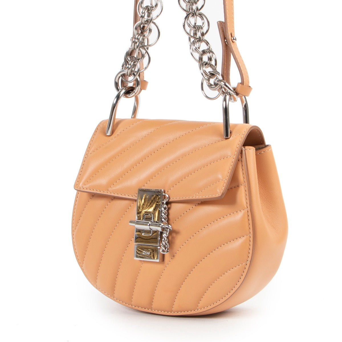 Buy authentic secondhand Chloé bags at Labellov vintage fashion webshop for the lowest price. Koop authentieke tweedehands Chloé tassen bij Labellov vintage mode webshop aan de laagste prijs.