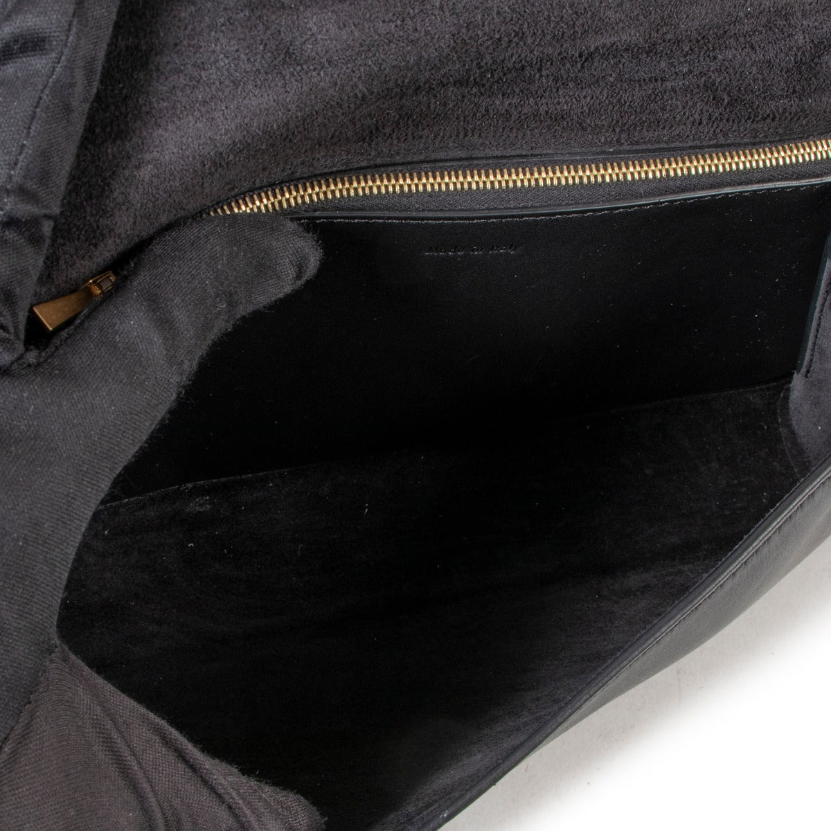 Buy and sell your designer items at labellov for a reasonable price. Give your items a secondhome at Labellov. Buy this Céline Black Clutch On Chain.