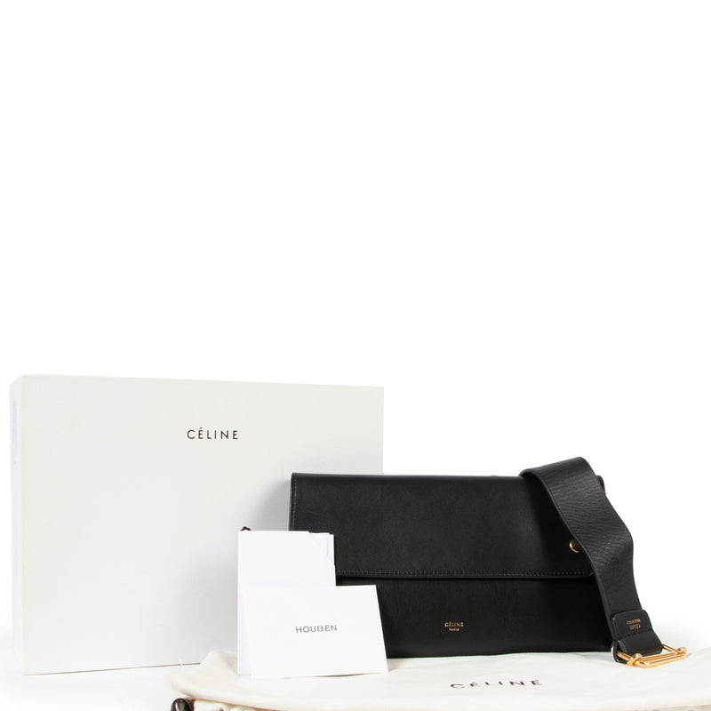 Buy and sell your designer items at labellov for a reasonable price. Give your items a secondhome at Labellov. Buy this Céline Black Clutch On Chain.
