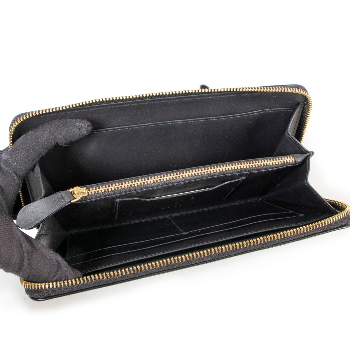 Buy and sell your designer items for a reasonable price at Labellov online or in store. Koop en verkoop jouw designer items voor een redelijke prijs bij Labellov online of in de winkel. Net zoals deze Dries Van Noten Black Wallet