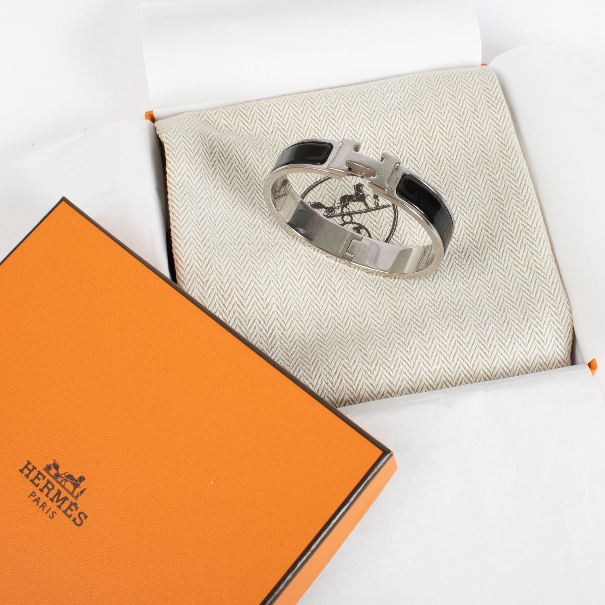 Shop the authentic Hermès Clic H PM Bracelet in black enamel with palladium hardware at Labellov