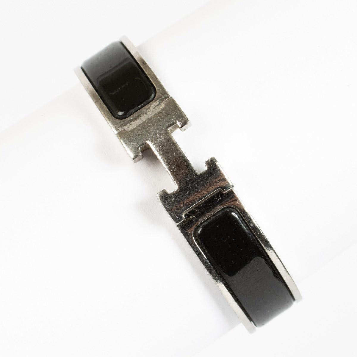 Shop the authentic Hermès Clic H PM Bracelet in black enamel with palladium hardware at Labellov
