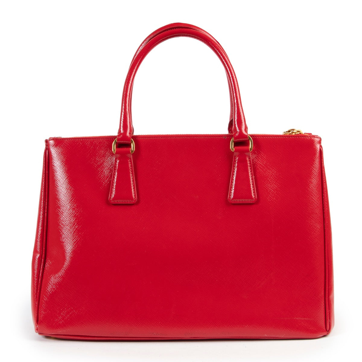 Shop safe online 100% authentic second hand Prada Red Saffiano Patent Leather Galleria Shoulder Bag in very good condition at the right price at Labellov in Antwerp.