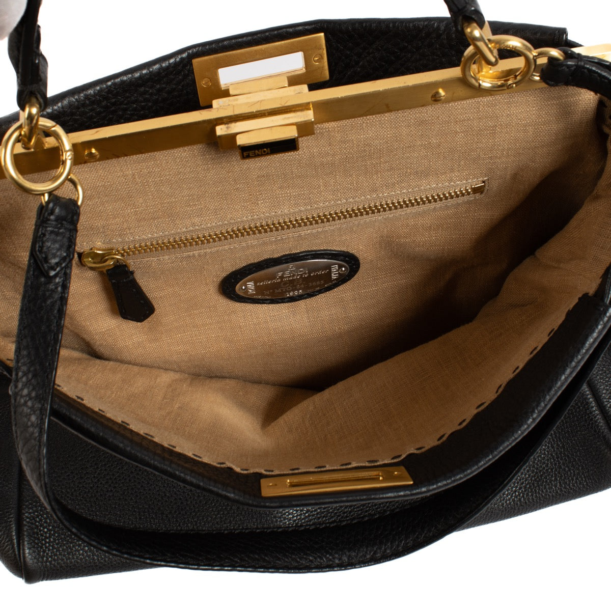 Fendi Black Leather Large Peekaboo Bag aan de beste prijs bij Labellov tweedehands luxe in Antwerpen en Knokke.