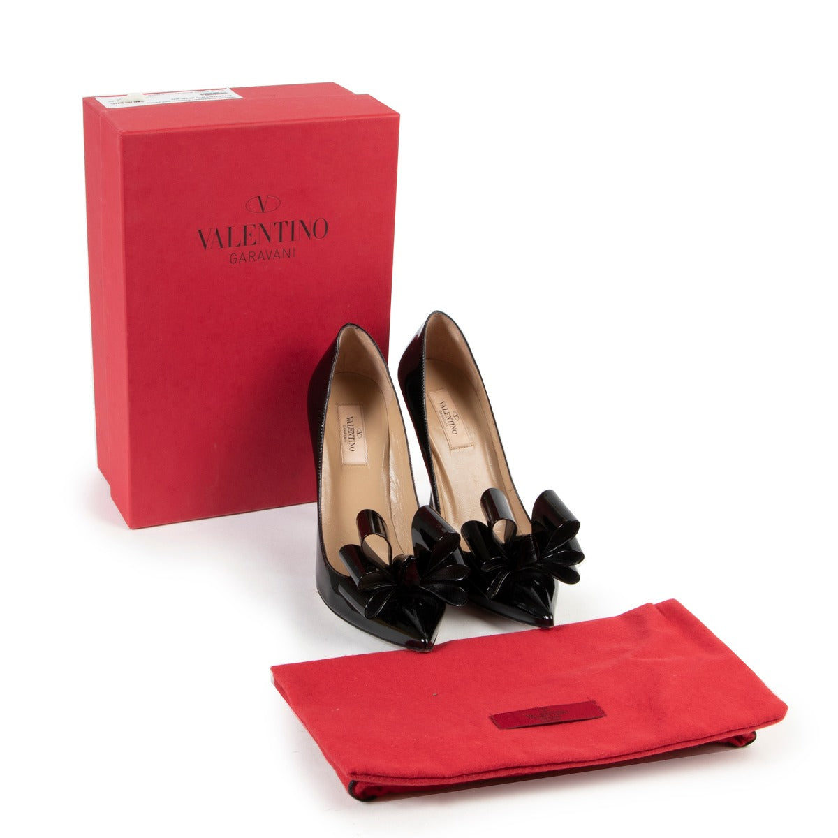 Buy these Valentino Triple Bow Vernice Nero Pumps for a reasonable price at Labellov online or in store. Koop deze Valentino Triple Bow Vernice Nero Pumps voor een redelijke prijs bij Labellov online of in de winkel.
