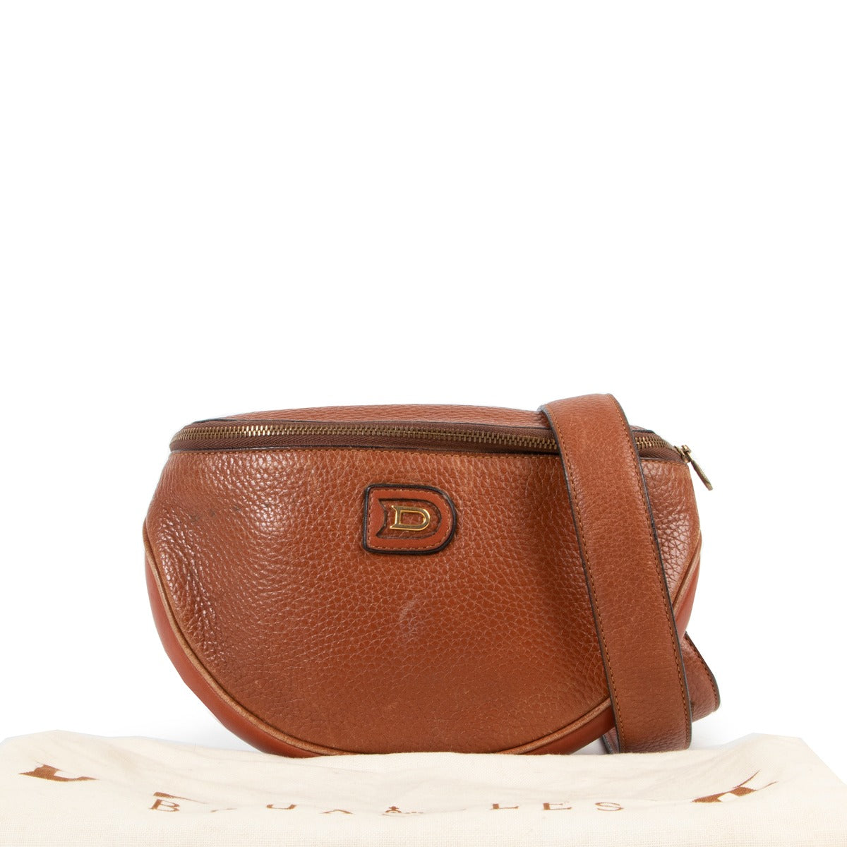2nd hand luxury Shoulder bag on Labellov Luxury site for vintage lovers