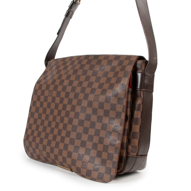 2nd hand designer bag by Louis Vuitton on safe site