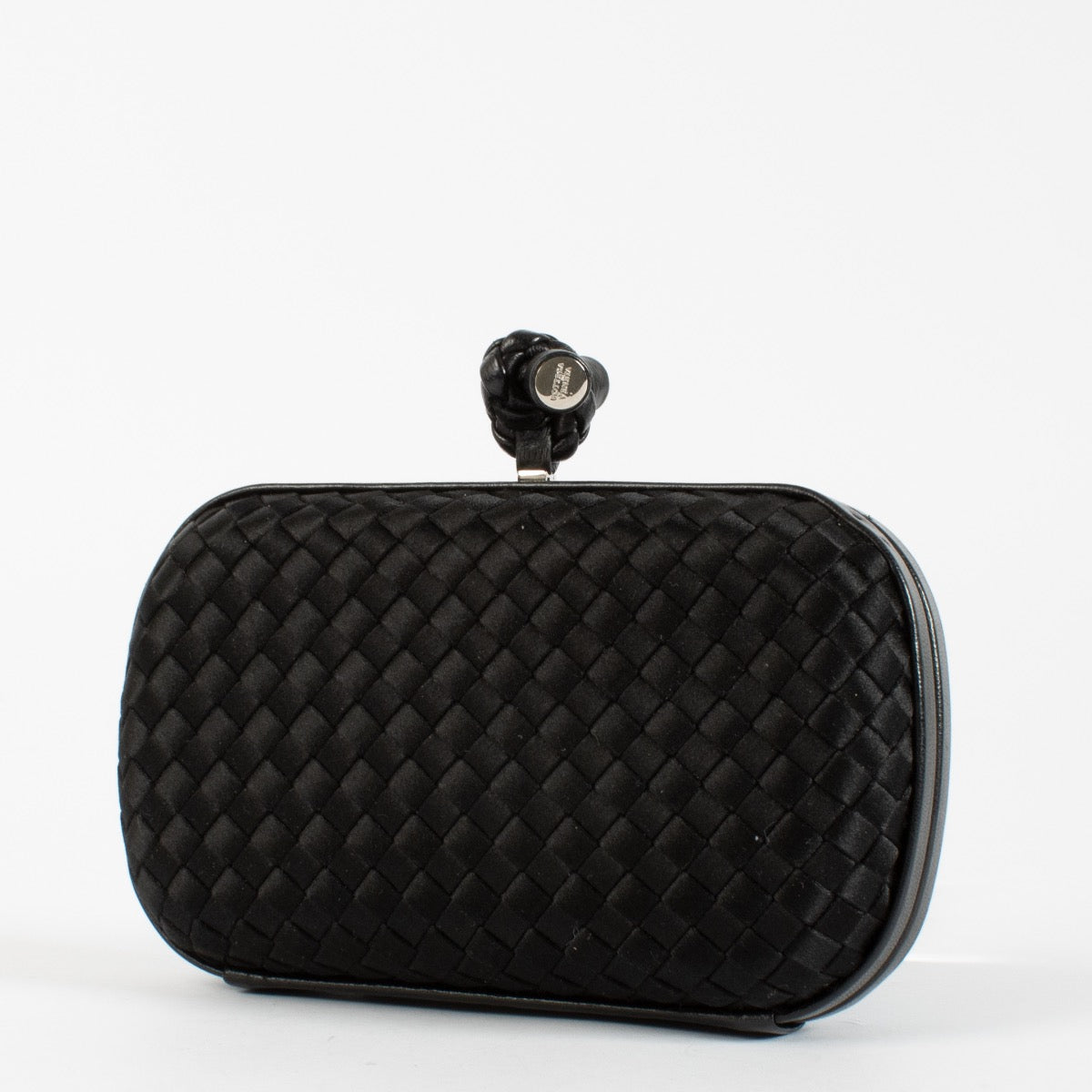 Bottega Veneta Black Woven Clutch aan de beste prijs bij Labellov