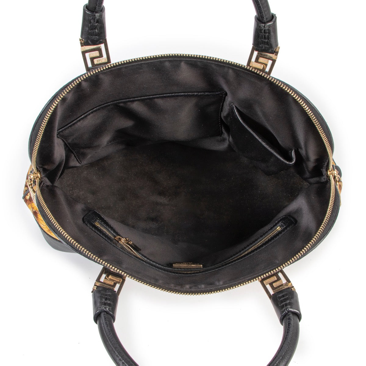 Shop safe online 100% authentic second hand Versace Velours Printed Shoulder Bag in very good condition at the right price at Labellov in Antwerp.