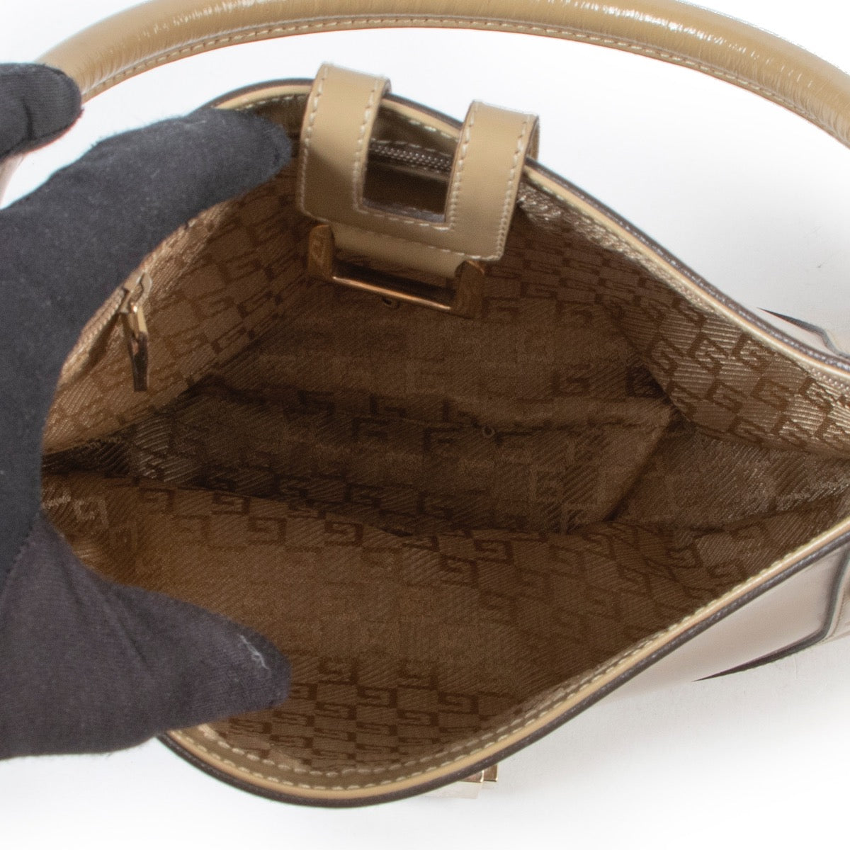 Original no fake Gucci Beige Patent Leather Top Handle in good condition on Labellov Luxury vintage site for designer bags
