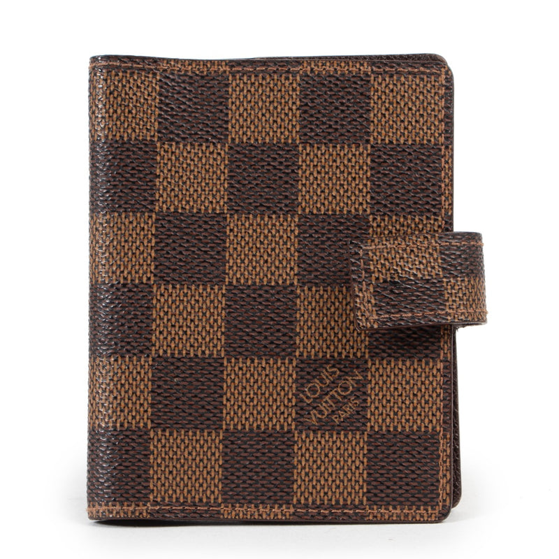 Shop safe online 100% authentic Louis Vuitton wallet in Damier print, Beautiful preloved Louis Vuitton wallet in Damier print, Little Louis Vuitton wallet in good condition.