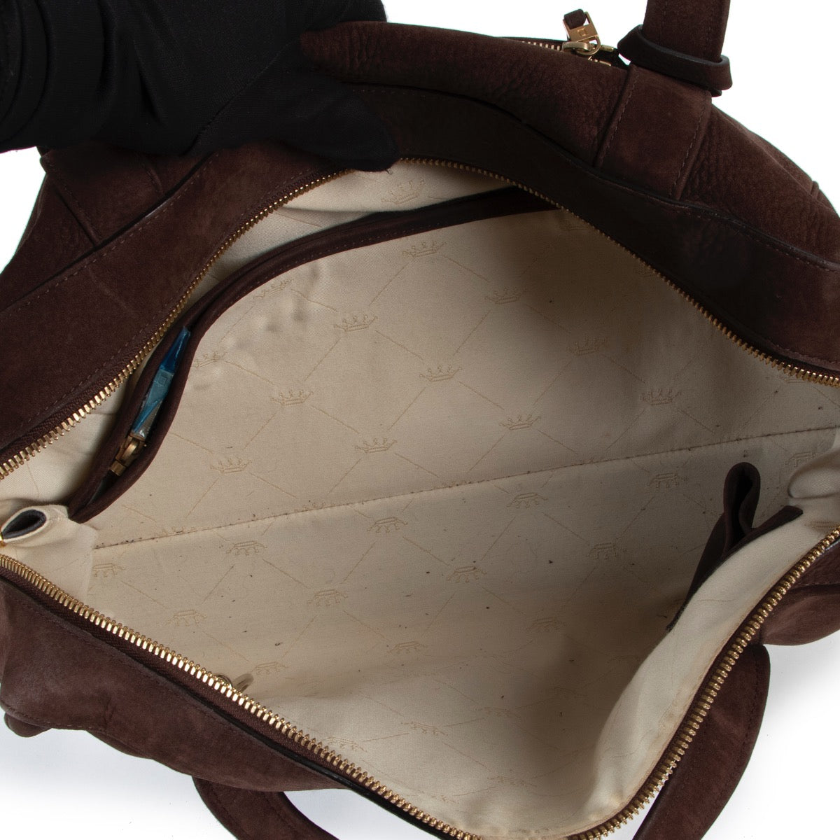 Buy this Delvaux Loft Santiag Chocolat Shoulder Bag for a fair price at Labellov online or in store. Buy and sell your designer items at Labellov Luxury