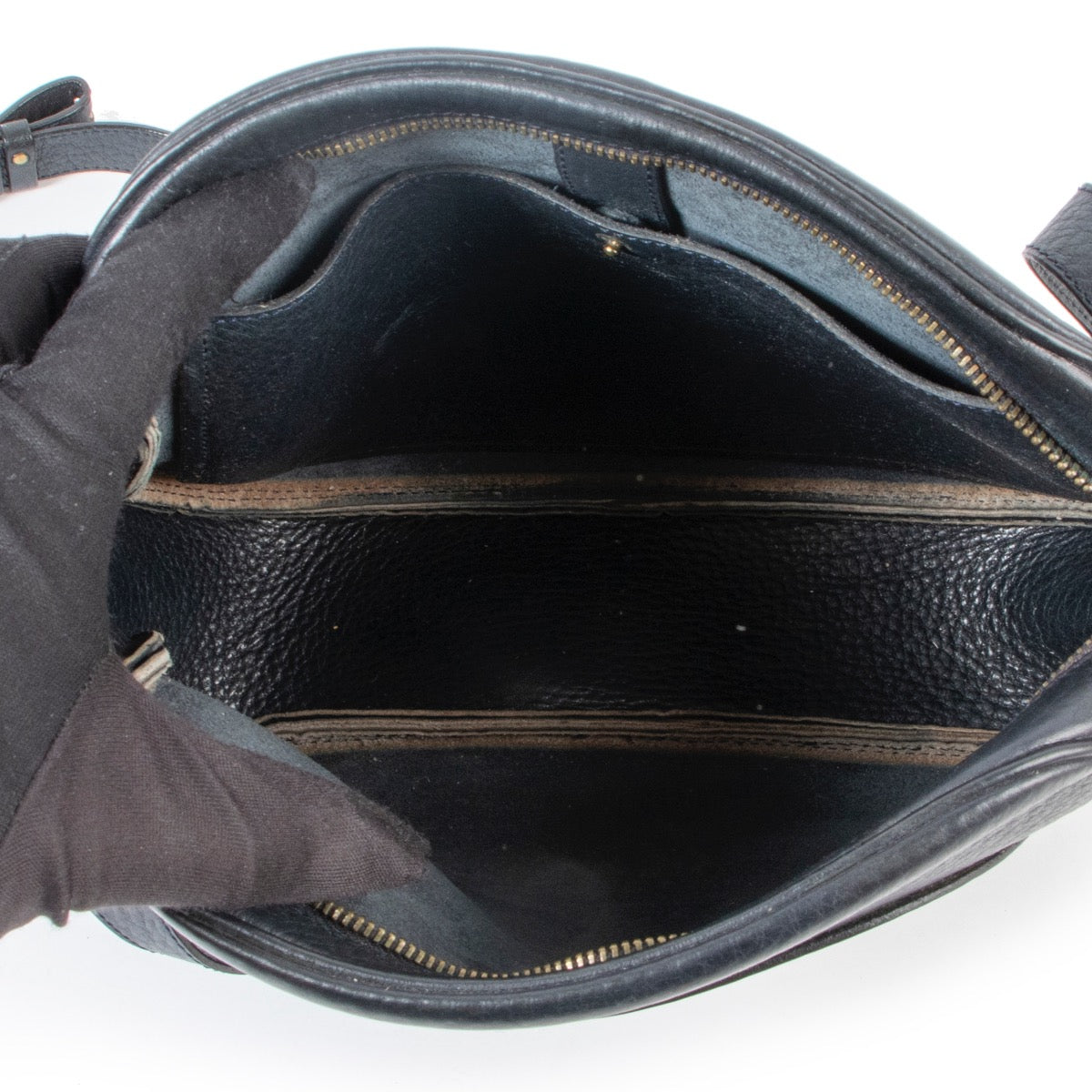 This Delvaux Blue Crossbody is avaible in very good condition at Labellov Antwerp online or in store. Deze Delvaux Blue Crossbody is beschikbaar in zeer goede staat bij Labellov Antwerpen online of in de winkel.