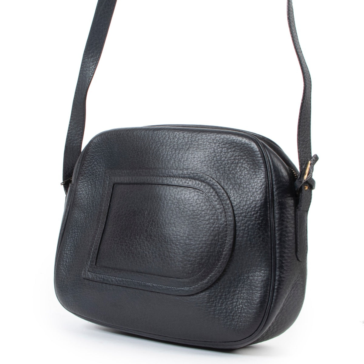 This Delvaux Blue Crossbody is avaible in very good condition at Labellov Antwerp online or in store. Deze Delvaux Blue Crossbody is beschikbaar in zeer goede staat bij Labellov Antwerpen online of in de winkel.