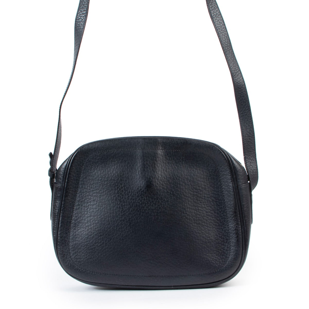 This Delvaux Blue Crossbody is avaible in very good condition at Labellov Antwerp online or in store. Deze Delvaux Blue Crossbody is beschikbaar in zeer goede staat bij Labellov Antwerpen online of in de winkel.