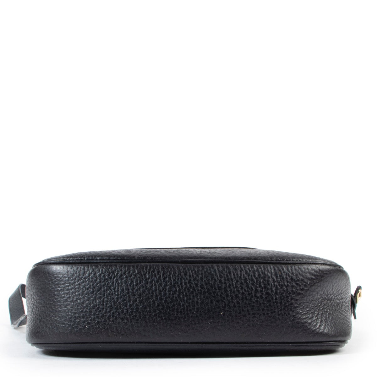 This Delvaux Blue Crossbody is avaible in very good condition at Labellov Antwerp online or in store. Deze Delvaux Blue Crossbody is beschikbaar in zeer goede staat bij Labellov Antwerpen online of in de winkel.