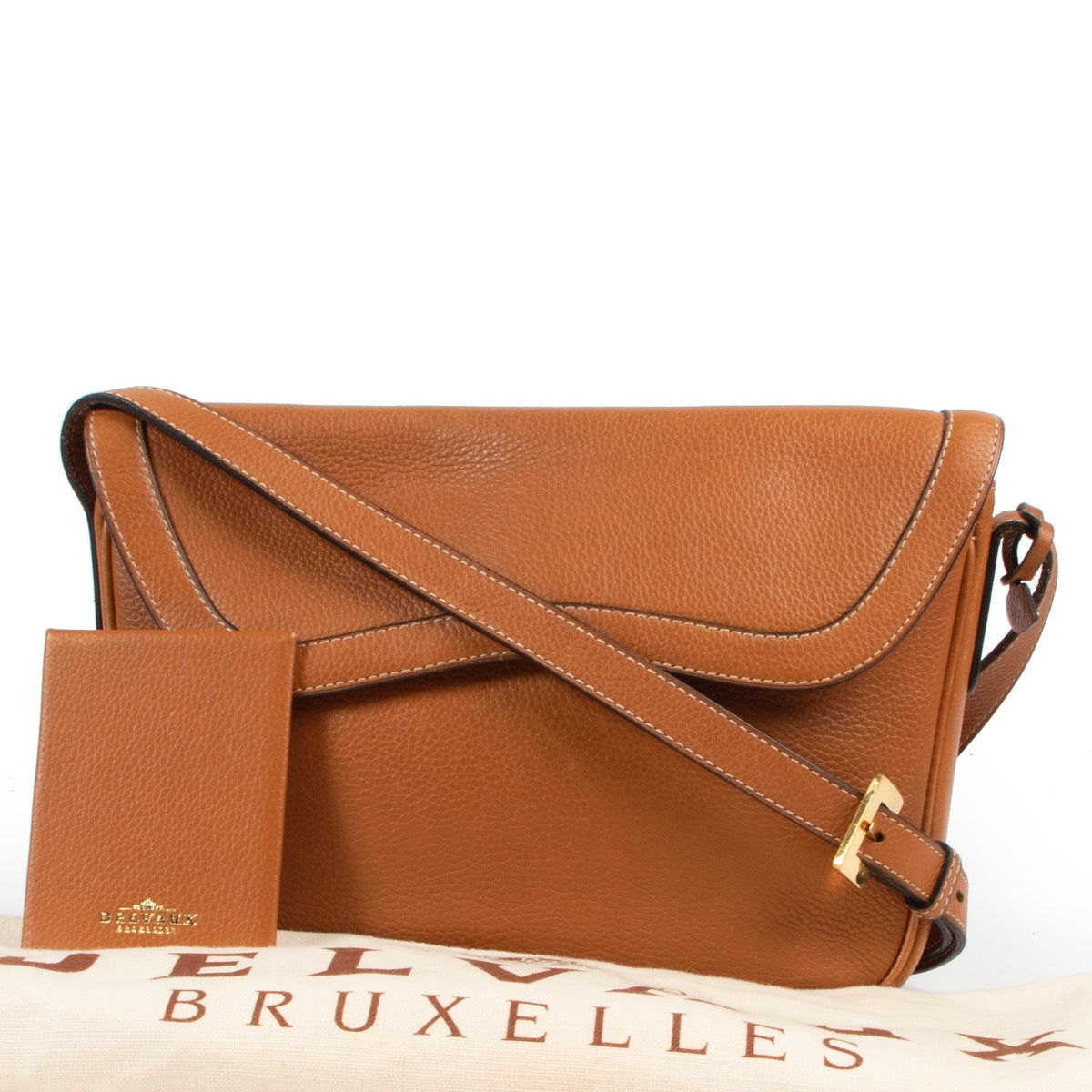 Shop safe online 100% authentic second hand Delvaux Camel Crossbody Bag in very good preloved condition at the right price at Labellov in Antwerp.