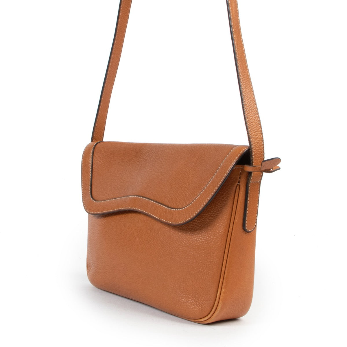 Shop safe online 100% authentic second hand Delvaux Camel Crossbody Bag in very good preloved condition at the right price at Labellov in Antwerp.
