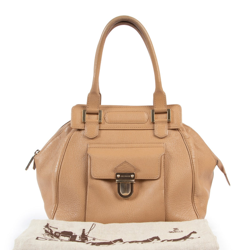 Shop safe online 100% authentic second hand Delvaux Beige Coquin Top Handle Bag in very good condition at the right price at Labellov in Antwerp.