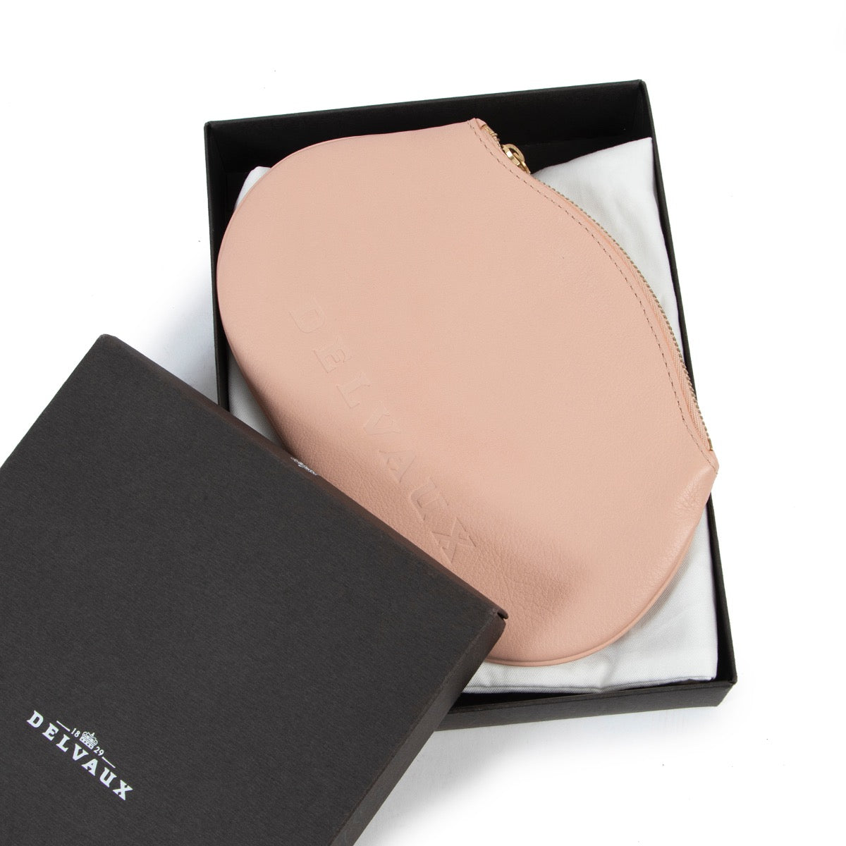 Buy this Delvaux Pink Pouch at Labellov online or in store for a reasonable price in Antwerp and in good condition!