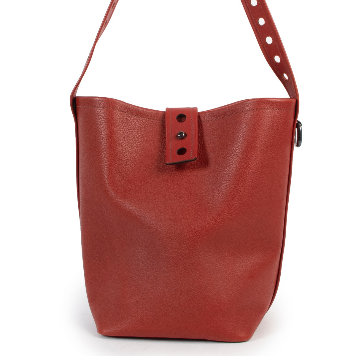 Shop safe online at Labellov in Antwerp this 100% authentic second hand Deux de Delvaux Red Bucket Bag