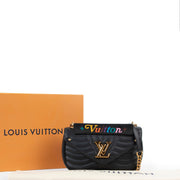 Buy these Louis Vuitton Black Crossbody for a reasonable price at Labellov online or in store. Koop deze Louis Vuitton Black Crossbody voor een redelijke prijs bij Labellov online of in de winkel.